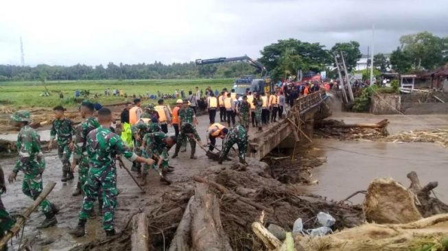 Setelah Diterjang Banjir Bandang Kini Jalan Raya Denpasar-Gilimanuk Kembali Dibuka