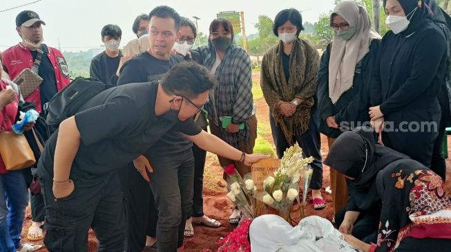 Rio Alief mengikuti acara pemakaman sang istri, Clerence Cynthia di TPU Jombang, Tangerang Selatan, Selasa (18/10/2022). Clerence meninggal akibat kanker. [Rena Pangesti/Suara.com]