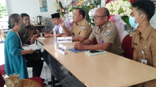 Warga mengadukan sejumlah persoalan melalui posko layanan pengaduan masyarakat yang dibuka kembali di Pendopo Balai Kota Jakarta, Selasa (18/10/2022). ANTARA/Dewa Ketut Sudiarta Wiguna