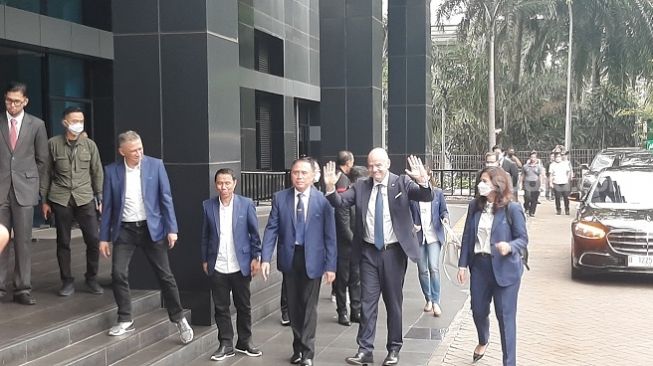 Presiden FIFA, Gianni Infantino (kedua kanan) bersama Ketua Umum PSSI, Mochamad Iriawan (tengah) saat tiba di GBK Arena, Jakarta, Selasa (18/10/2022). [Suara.com / Adie Prasetyo Nugraha]