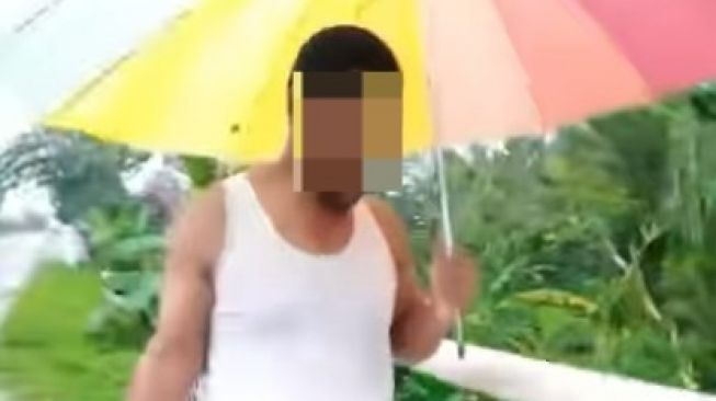 Viral Video Ketua RW di Malang Bangga Buang Sampah ke Sungai saat Banjir, Klarifikasinya Justru Bikin Warganet Emosi