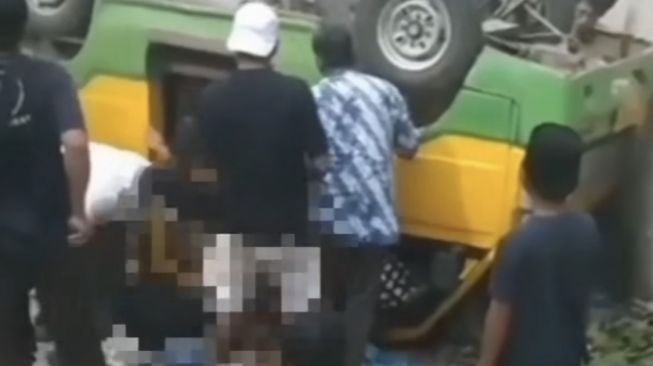 Mencekam! Detik-Detik Video Angkot Terbalik Tak Kuat Nanjak Hingga Makan Korban Jiwa