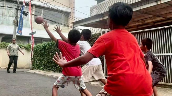 Anies Baswedan menghabiskan sejumlah kegiatan saat hari pertama lengser sebagai Gubernur Jakarta, Senin (17/10/2022). Salah satunya sempat bermain bola dengananak-anak kecil. (Foto ist/ instagram @aniesbaswedan)