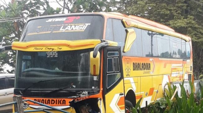 Bus Pariwisata Hantam Jembatan, Pipa PDAM Bocor