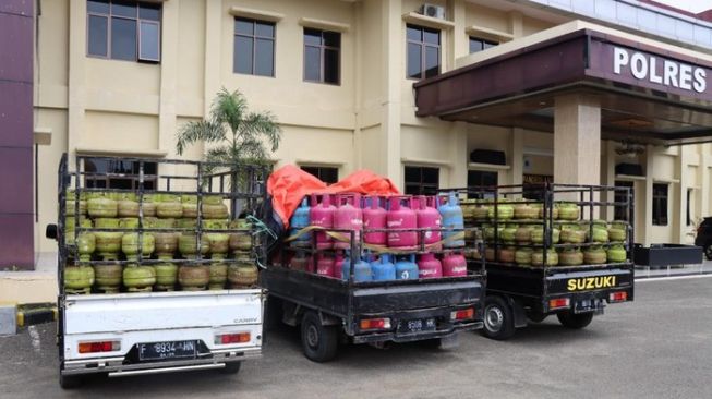 Empat Warga Sukasaba Munjul Nekat Pindahkan Gas 3 kg ke Gas 12 Kg