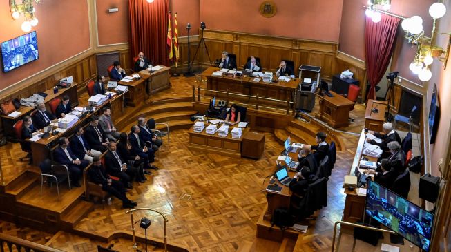 Suasa ruang sidang Pesepak bola Paris Saint-Germain Neymar (Depan, ke-3-Kiri) saat menghadiri sidang di gedung pengadilan di Barcelona, Spanyol, Senin (17/10/2022). [Josep LAGO / AFP]