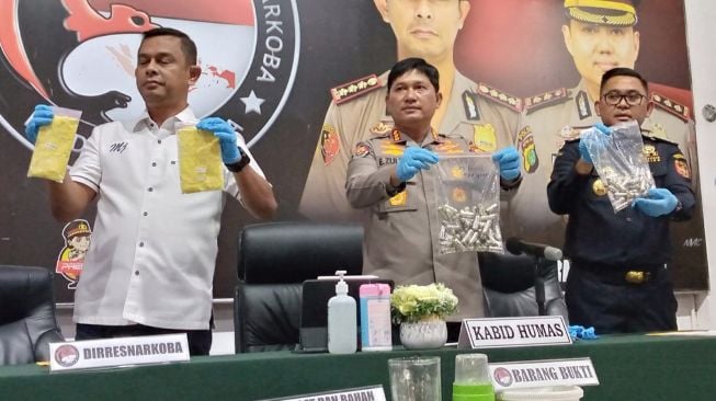 Seorang wanita asal Peru berinisial EAM (39) ditangkap polisi karana ketahuan membawa narkoba jenis kokain sebanyak 1,2 Kg yang disembunyikan di dalam perut. (Suara.com/Rkha)