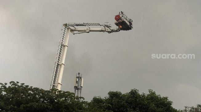 Kubah Masjid Jakarta Islamic Center di Koja Jakarta Utara hangus terbakar pada Rabu (19/10/2022). Petugas mengerahkan mobil pemadam kebakaran khusus untuk gedung atau bangunan tinggi. [Suara.com/Faqih Fathurrahman]