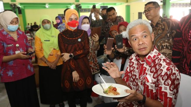 Ekspresi Gubernur Jawa Tengah Ganjar Pranowo mencicipi spaghetti mocaf yang berbahan dasar tepung singkong. [Dok Pemprov Jateng]