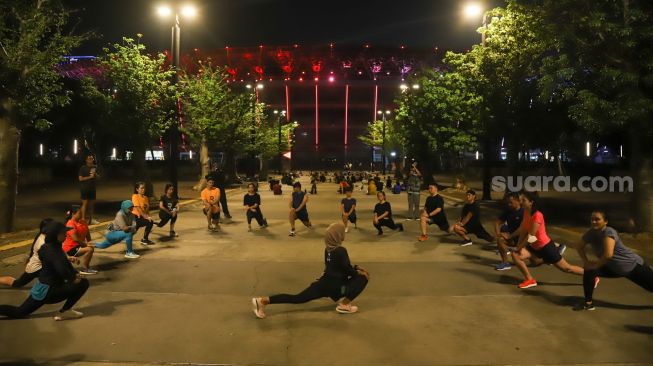 Sejumlah peserta saat mengikuti kegiatan pelatihan lari bertajuk UA Run Crew di Plaza Timur Gelora Bung Karno, Senayan, Jakarta Pusat, Selasa (18/10/2022). [Suara.com/Alfian Winanto]