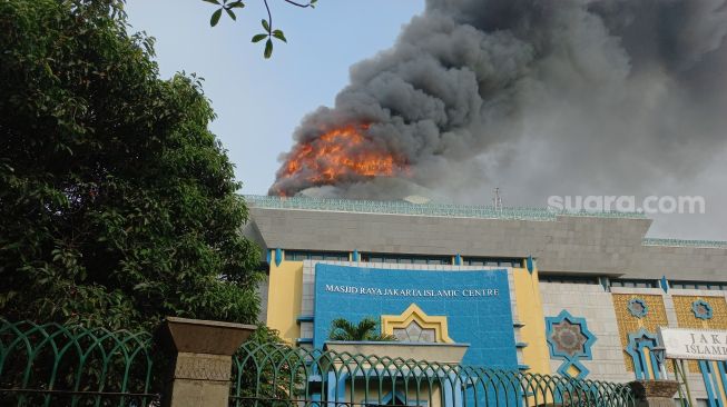 Kubah Masjid Raya Jakarta Islamic Center Hangus Terbakar