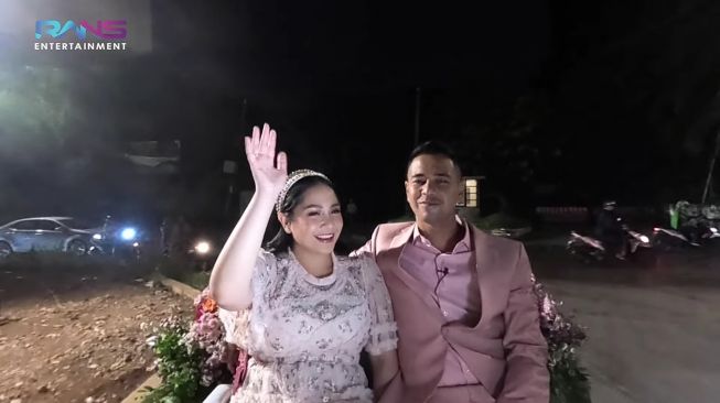 Raffi Ahmad dan Nagita Slavina Naik Delman Keliling Jakarta Saat Anniversary Pernikahan. (Dok: YouTube/Rans Entertainment)
