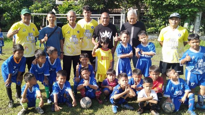 Michael Novaldo (berdiri, ketiga dari kanan) dan Dilon Gustafiano (berdiri, ketiga dari kanan) bersama rekan-rekan dan pelatih saat mengikuti latihan SSB Tunas Nusa Harapan (TNH) di Lapangan Karangasem, Laweyan, Solo, beberapa waktu lalu. [dok]