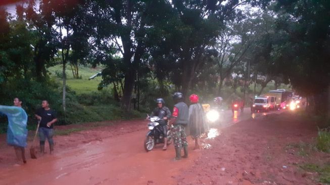 Jalur Alternatif Jonggol - Cianjur Macet Akibat Terendam Banjir Lumpur