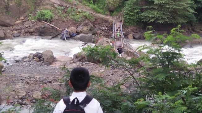 Diterjang Banjir Bandang, Potret Miris Ratusan Pelajar di Cianjur Yang Terpaksa Lalui Jembatan Darurat