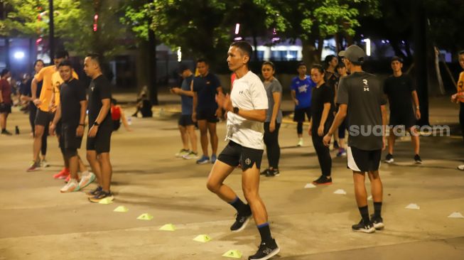 Sejumlah peserta saat mengikuti kegiatan pelatihan lari bertajuk UA Run Crew di Plaza Timur Gelora Bung Karno, Senayan, Jakarta Pusat, Selasa (18/10/2022). [Suara.com/Alfian Winanto]