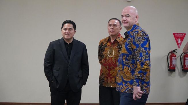 Menteri BUMN Erick Thohir (kiri) , Presiden FIFA Gianni Infantino (kanan), dan Ketua Umum PSSI Mochamad Iriawan. (dok. PSSI).