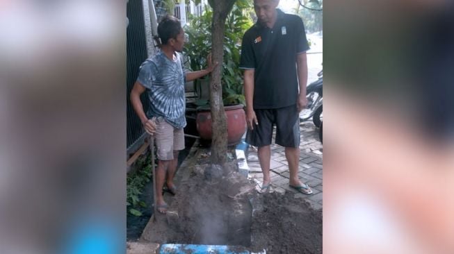 Asap Tebal Keluar dari Dalam Tanah Bikin Warga Sejati Sidoarjo Gempar: Ini Bukan Jalur Gas