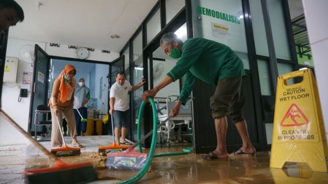 Dibersihkan Akibat Banjir, RSUD Trenggalek Masih Tutup Sementara Layanan Rawat Jalan