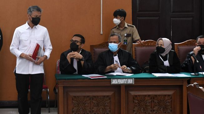 Terdakwa kasus 'obstruction of justice' Hendra Kurniawan (kiri) memasuki ruangan sidang di Pengadilan Negeri (PN) Jakarta Selatan, Jakarta, Rabu (19/10/2022). ANTARA FOTO/Aditya Pradana Putra

