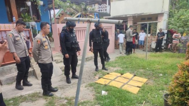 Tim Subden Jibom Brimob Polda Banten mengevakuasi mortir di Kaujon, Kota Serang, Banten. [IST]