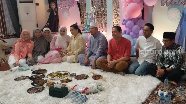 Kartika Putri bersama suami, Habib Usman bin Yahya menggelar akikah anak keduanya yang berlangsung di kediamannya di kawasan Cipete, Jakarta Selatan, Selasa (18/10/2022). Acara tersebut dihadiri sejumlah artis seperti Roger Danuarta dan Cut Meyriska, Zaskia Sungkar dan lainnya. [Rena Pangesti/Suara.com]