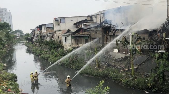 Polsek Kebon Jeruk Jakarta Barat Salurkan Paket Bahan Pangan untuk Korban Kebakaran Bengkel