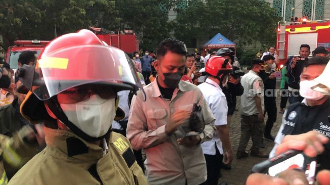 Pj Gubernur DKI Jakarta Heru Budi Hartono, menyambangi lokasi kebakaran di Masjid Raya Islamic Center, Koja Jakarta Utara, Rabu (19/10/2022). [Suara.com/Faqih Fathurrahman]