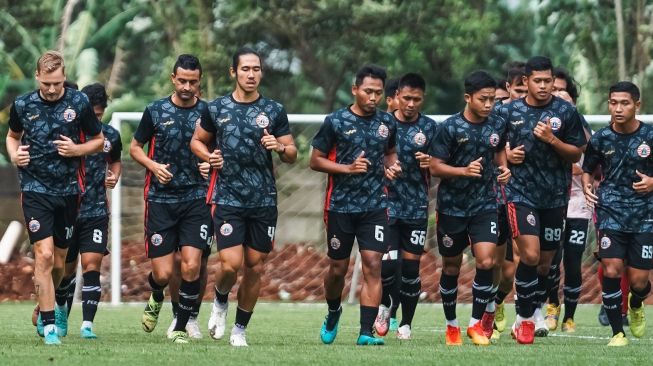 Persija Jakarta kembali menggelar latihan bersama meski belum ada kejelasan mengenai kapan kembali bergulirnya BRI Liga 1 2022/2023. [Dok. Persija Jakarta]