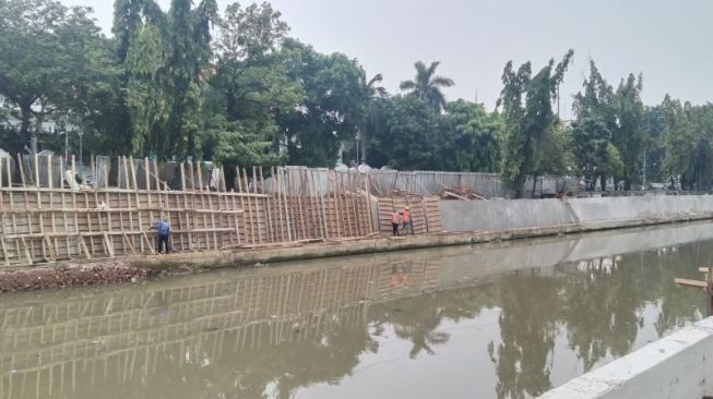 Revitalisasi Kali Ciliwung di Pasar Baru, Heru Budi: Target Desember Selesai