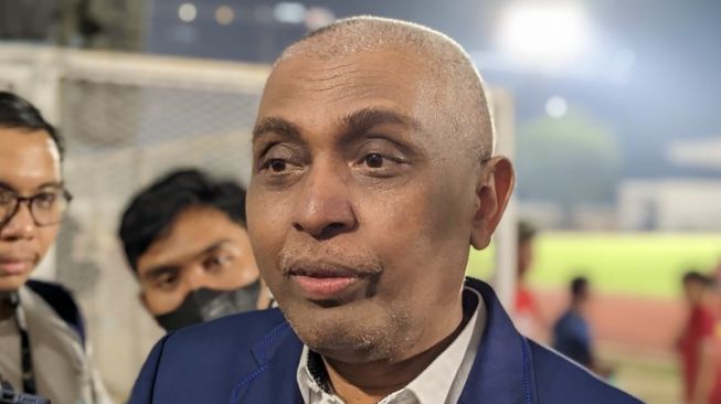 Anggota Komite Eksekutif (Exco) PSSI Ahmad Riyadh memberikan keterangan kepada pewarta terkait Gugus Tugas Transformasi Sepak Bola Indonesia di Stadion Madya Gelora Bung Karno, Jakarta, Selasa (18/10/2022). (ANTARA/Michael Siahaan)