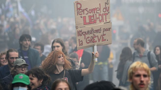 Para pengunjuk rasa berbaris selama demonstrasi di Paris, Prancis, Selasa (18/10/2022). [Alain JOCARD / AFP]
