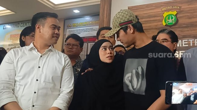 Lesti Kejora dan Rizky Billar menggelar perdamaian di Polres Metro Jakarta Selatan, Selasa (18/10/2022) malam. [Rena Pangesti/Suara.com]