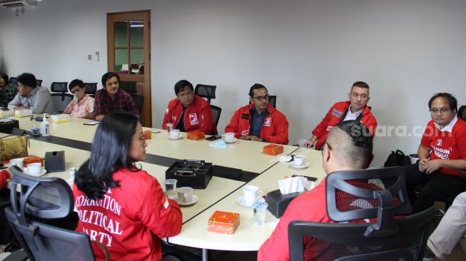 Ketua Umum PSI, Giring Ganesha, beserta perwakilan DPP PSI berkunjung ke Kantor Suara.com, Kawasan Kuningan, Jakarta Selatan, Rabu (19/10/2022). Mereka diterima langsung oleh Pemimpin Redaksi Suara.com Suwarjono. [Suara.com/Dwi Bowo Raharjo]