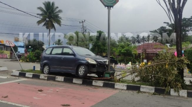 Mobil Lurah Tanjung Laut di Bontang Tabrak Median Jalan, Rusak di Bagian Depan