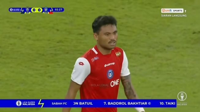 Pemain Sabah FC Saddil Ramdani saat menghadapi JDT di laga pamungkas Liga Super Malaysia. [Foto: Tangkapan layar YouTube]