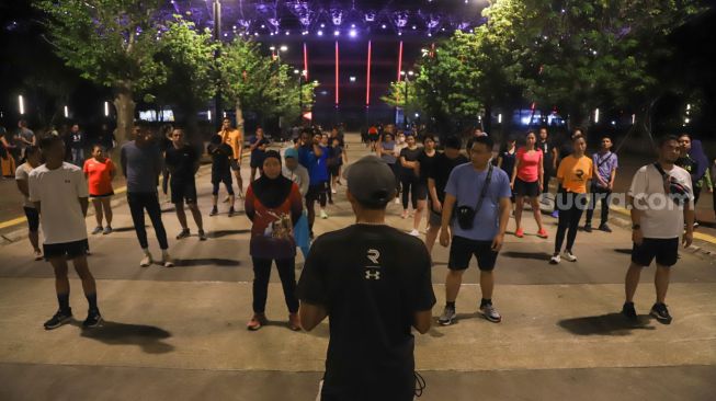 Sejumlah peserta saat mengikuti kegiatan pelatihan lari bertajuk UA Run Crew di Plaza Timur Gelora Bung Karno, Senayan, Jakarta Pusat, Selasa (18/10/2022). [Suara.com/Alfian Winanto]