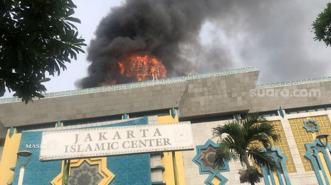 Kubah Masjid Jakarta Islamic Center di Koja Jakarta Utara hangus terbakar pada Rabu (19/10/2022). [Suara.com/Faqih Fathurrahman]