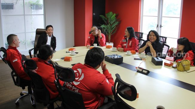 Ketua Umum PSI, Giring Ganesha, beserta perwakilan DPP PSI berkunjung ke Kantor Suara.com, Kawasan Kuningan, Jakarta Selatan, Rabu (19/10/2022). Mereka diterima langsung oleh Pemimpin Redaksi Suara.com Suwarjono. [Suara.com/Dwi Bowo Raharjo]