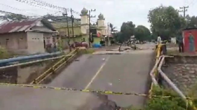 Jembatan Rampoang Kota Palopo Ambruk Akibat Air Sungai Pikun Meluap