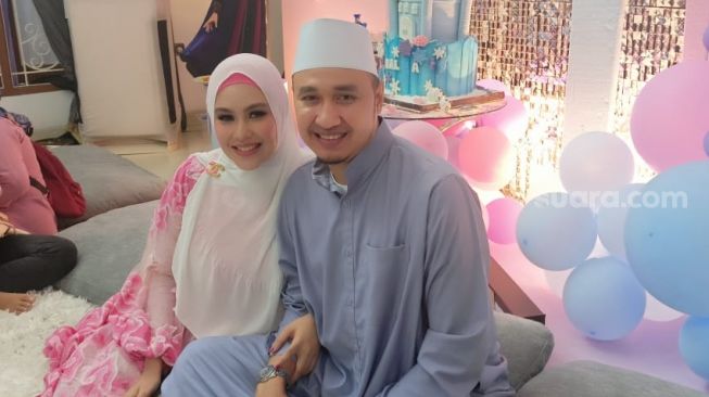 Kartika Putri bersama suaminya, Habib Usman bin Yahya pada acara aqiqah putra keduanya yang berlangsung di kediamannya di kawasan Cipete, Jakarta Selatan, Selasa (18/10/2022). [Rena Pangesti/Pahami.id]