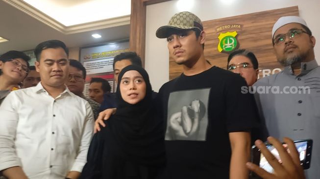 Lesti Kejora and Rizky Billar held peace at the South Jakarta Metro Police, Tuesday (18/10/2022) evening. [Rena Pangesti/Suara.com]