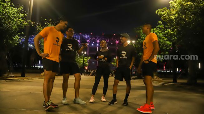 Sejumlah peserta saat mengikuti kegiatan pelatihan lari bertajuk UA Run Crew di Plaza Timur Gelora Bung Karno, Senayan, Jakarta Pusat, Selasa (18/10/2022). [Suara.com/Alfian Winanto]