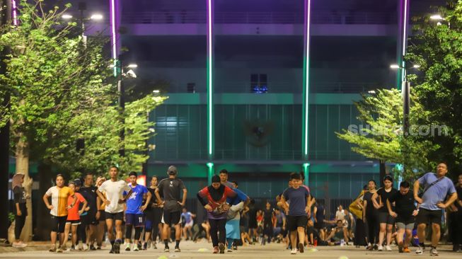 Sejumlah peserta saat mengikuti kegiatan pelatihan lari bertajuk UA Run Crew di Plaza Timur Gelora Bung Karno, Senayan, Jakarta Pusat, Selasa (18/10/2022). [Suara.com/Alfian Winanto]