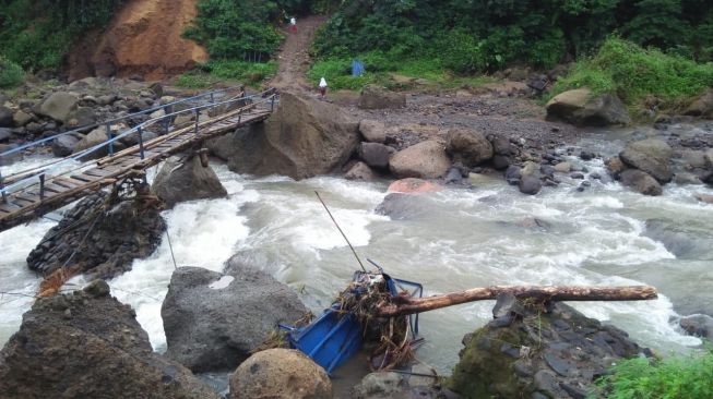 Sejumlah pelajar saat melintasi jembatan darurat di Cianjur [Ist]