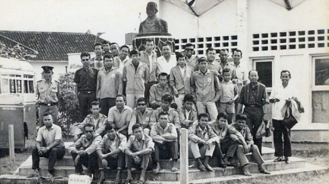 Para pemain Persis Solo era akhir 1960-an berfoto di Balai Persis. Saat itu latar belakang pemain Persis bervariasi mulai etnis Jawa hingga Tionghoa. [Istimewa/Franz Setiabudi]