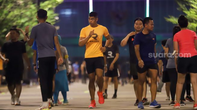 Sejumlah peserta saat mengikuti kegiatan pelatihan lari bertajuk UA Run Crew di Plaza Timur Gelora Bung Karno, Senayan, Jakarta Pusat, Selasa (18/10/2022). [Suara.com/Alfian Winanto]