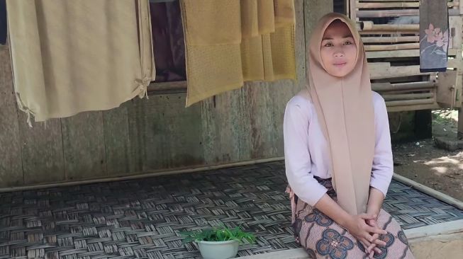 Gadis asal Sukabumi jadi sorotan publik karena memiliki paras cantik dan dianggap mirip Lesti Kejora (Tangkapan layar akun Youtube Jampang Turunan Kidul)