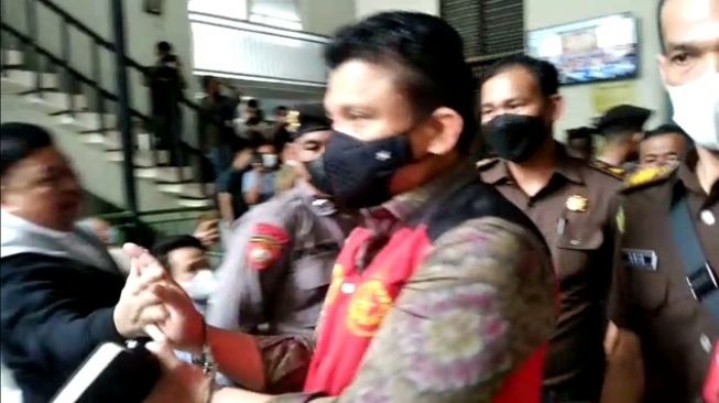 Ferdy Sambo sempat tertangkap kamera bersalaman dengan seseorangketika hendak menjalani sidang di Pengadilan Negeri Jakarta Selatan, Kamis (20/10/2022) pagi. 