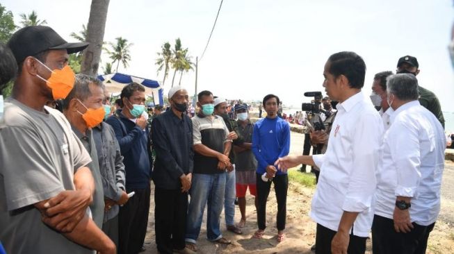 Dialog Jokowi dengan Nelayan Bangka Barat, Sakijan Mengeluh Banyak Nelayan Tak Punya Mesin Perahu